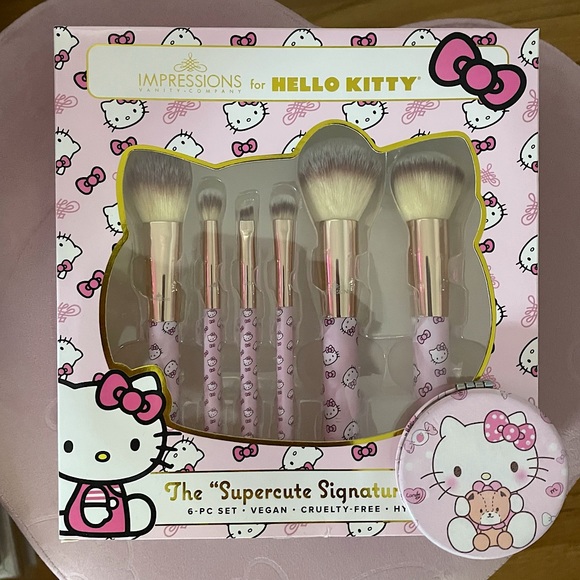 Hello kitty impressions vanity make up brushes. FREE compact mirror included - Picture 1 of 2